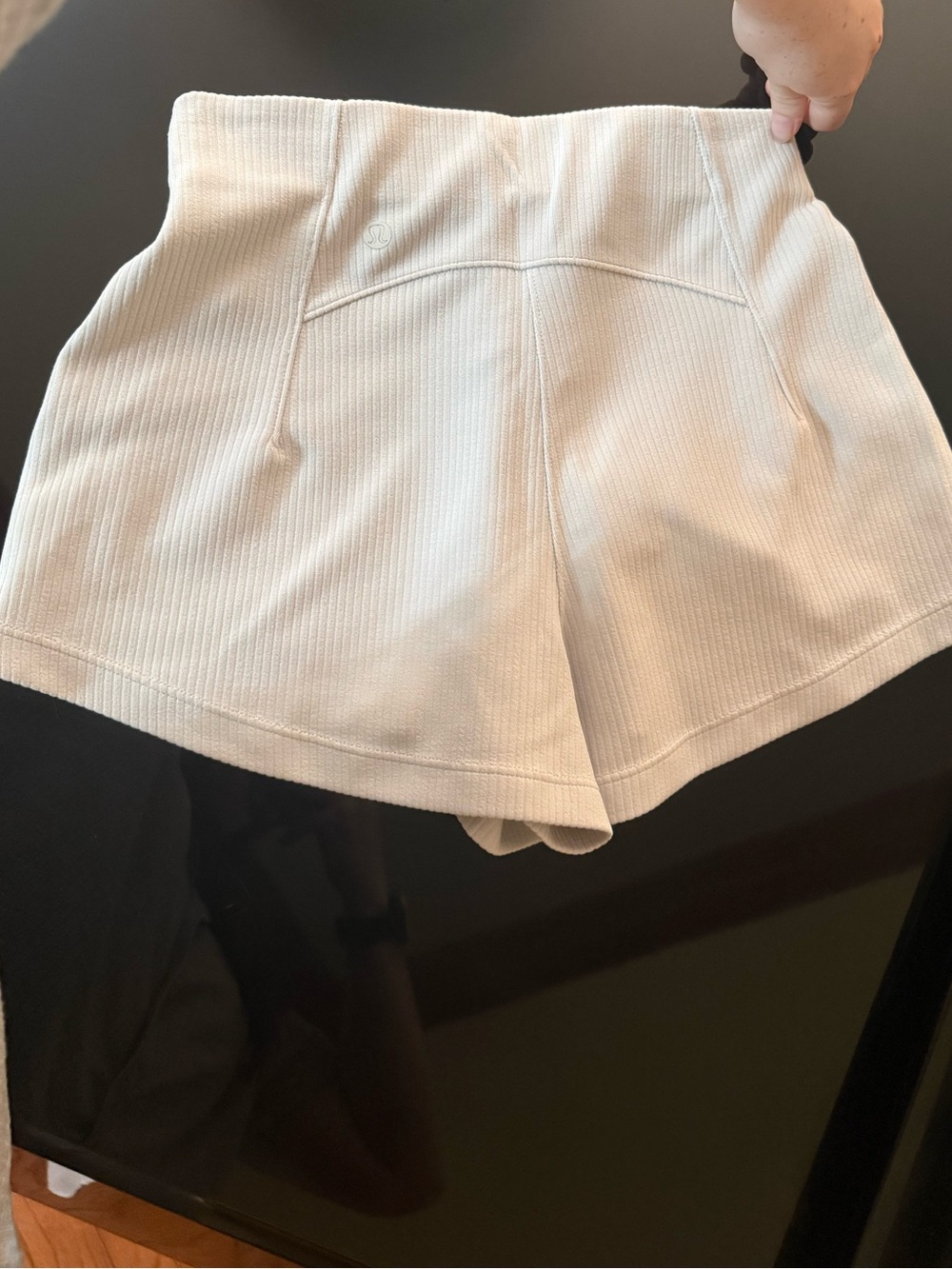 Lululemon Ribbed Softstreme High-Rise
Short 2"
Bone SIZE 2 - Picture 9 of 11